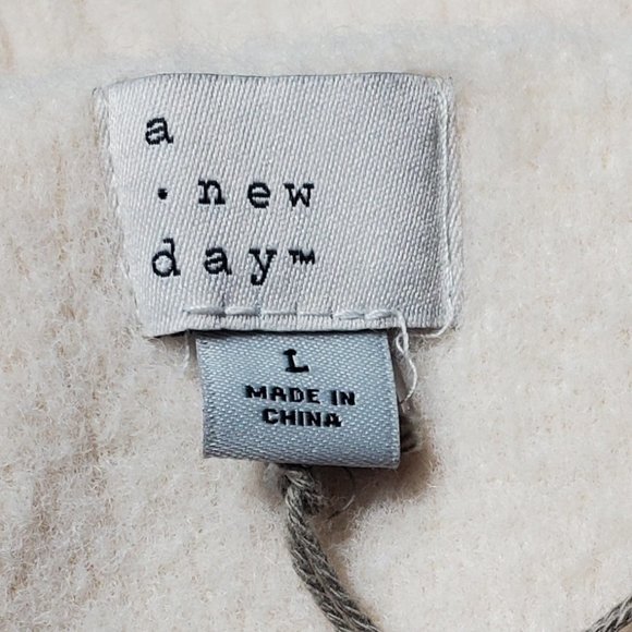 NWT A New Day Cream V-Neck Fuzzy Sweater Tank Top Women's Large - Picture 6 of 11